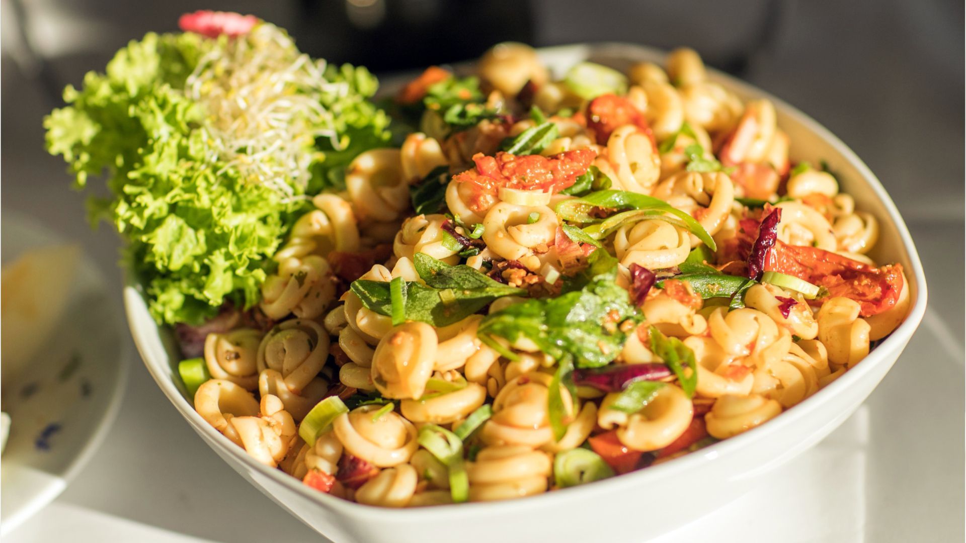 Video: Gefahr durch Glasscherben im Fertig-Salat: Diese Lebensmittel sollten Sie nicht mehr essen