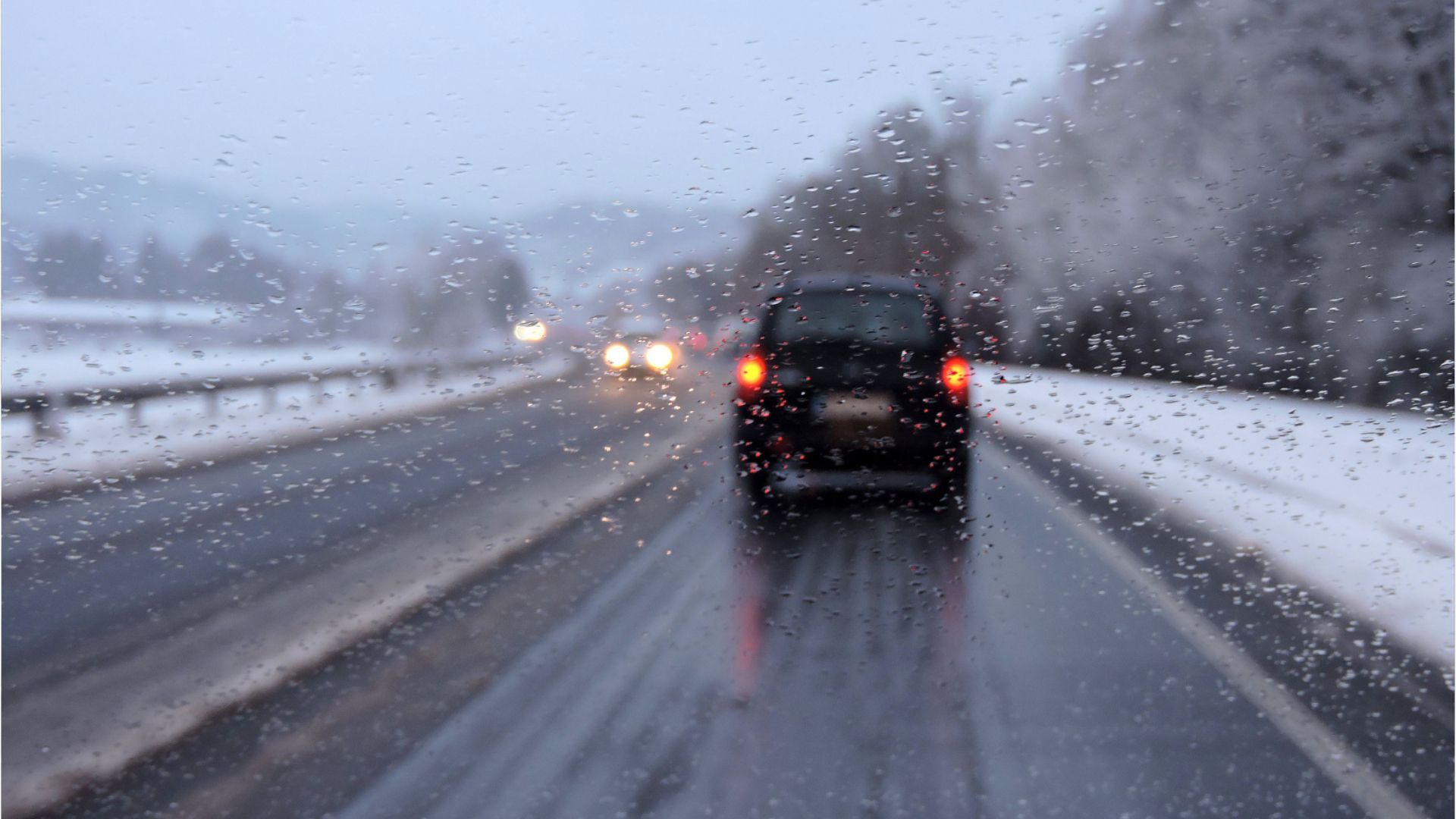 Video: Glatte Straßen und Nebel – Winter kehrt nach Bayern zurück