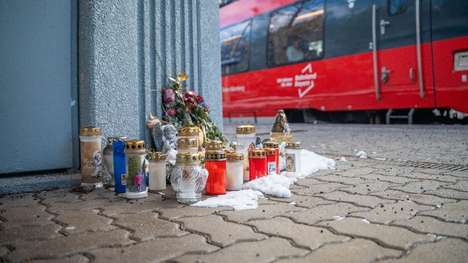 Video: Tödliche Tragödie in Franken: Mädchen fällt an Bahnhof in Gleisbereich und wird von Zug erfasst