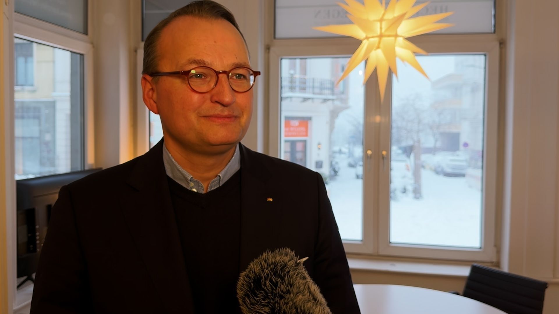 Video: Muss ich bei Eis und Glätte in die Arbeit? - Fachanwalt klärt auf