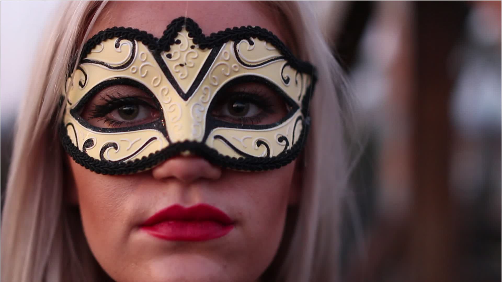 Video: Karneval: Kann mein Arbeitgeber mir ein Kostüm aufzwingen?