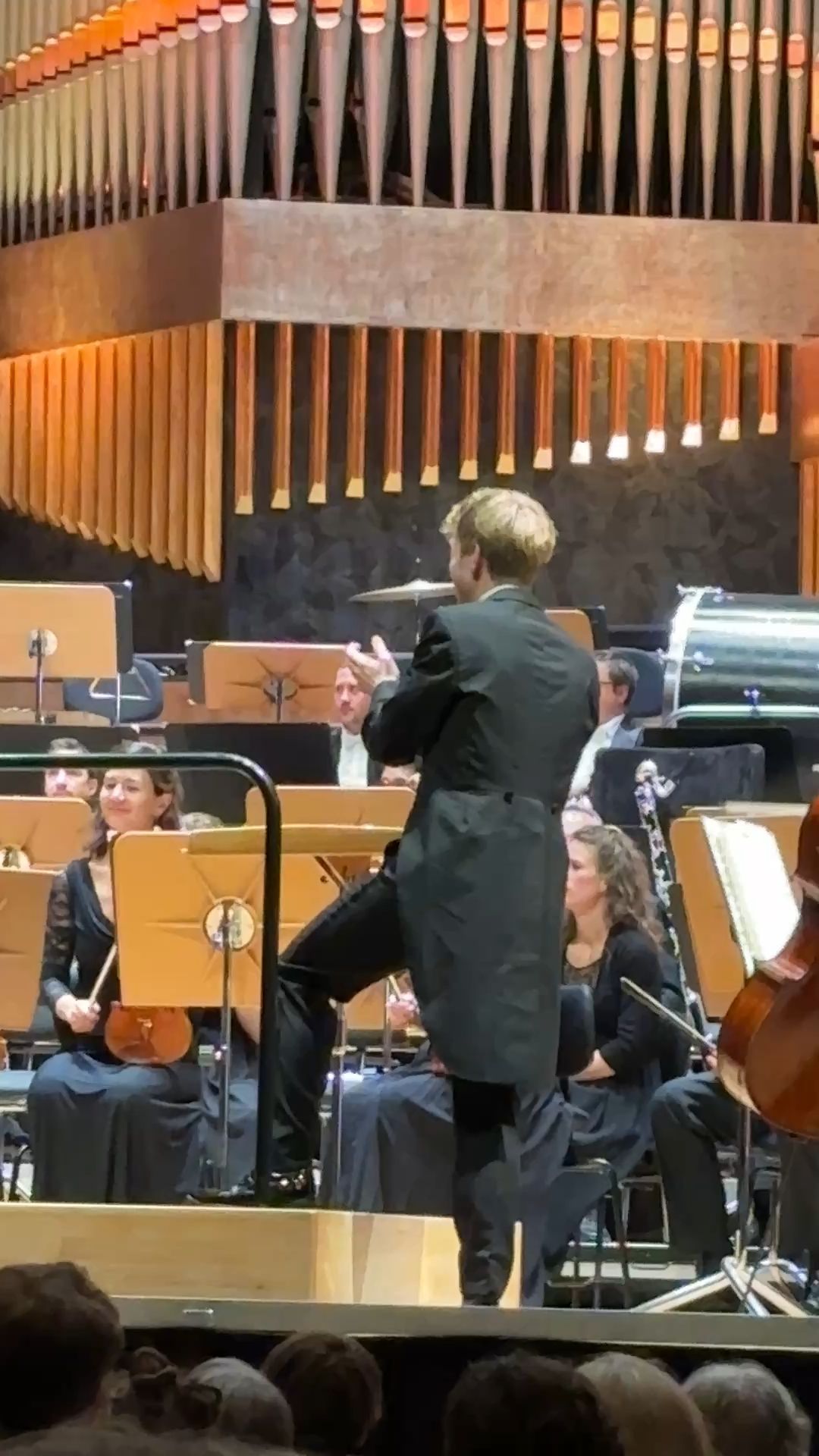 Video: Die Musiker des Philharmonischen Konzerts am 22. Mai beim Applaus