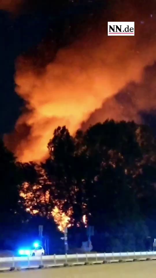 Video: Riesige Rauchwolke über Nürnberg: Feuerwehr kämpft gegen Großfeuer