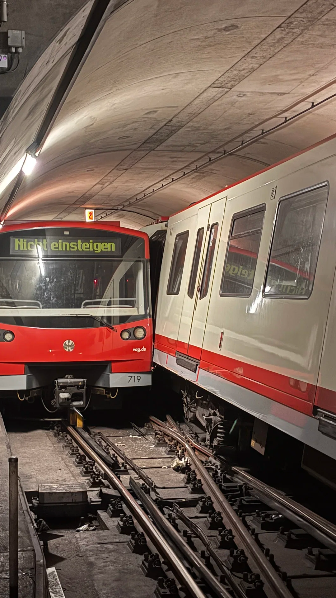 Video: Fahrerlose U-Bahnen kollidieren in Nürnberg