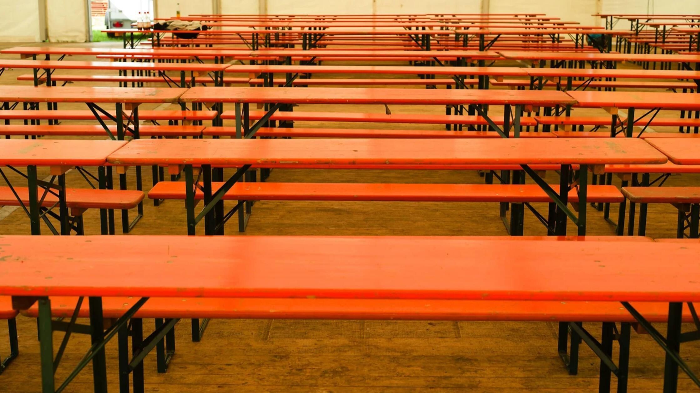 Video: Warum Bierbänke orange sind: Das Geheimnis hinter dem Festzelt-Klassiker