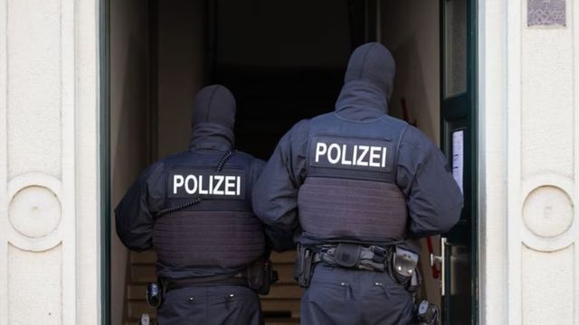 Dobrindt verbietet “Königreich Deutschland” – große Razzia, “König” festgenommen