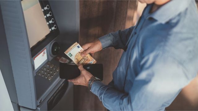 Lothars 3000 Euro verschwinden in Automaten – statt Geld kommt ein Hinweiszettel