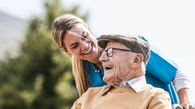 52-Jährige lebt in der Seniorenresidenz, in der sie arbeitet, um die Bewohner besser zu verstehen