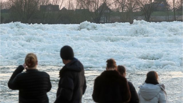 Seltenes Naturschauspiel bei Hamburg: Meterhohe Eisberge an der Elbe