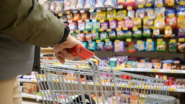 Video: Supermarkt-Mitarbeiter gefeuert: Er hatte 2 Süßigkeiten gegessen, die in den Müll sollten