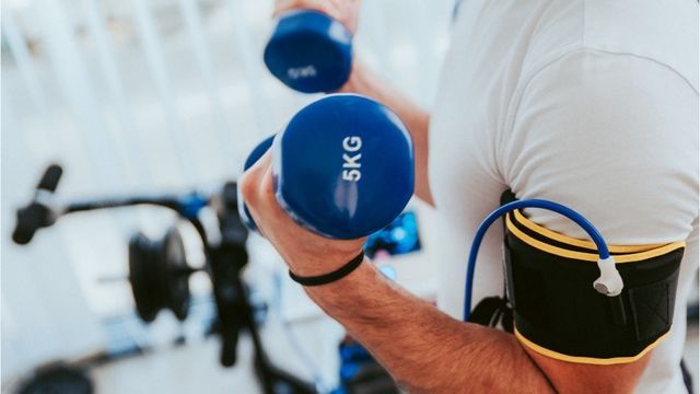 Video: BFR-Training baut Muskeln auch mit wenig Gewicht auf