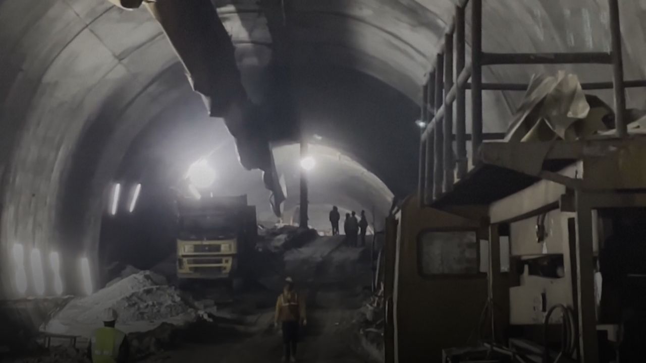 Nach Erdrutsch in Indien: 40 Bauarbeiter in Straßentunnel eingeschlossen