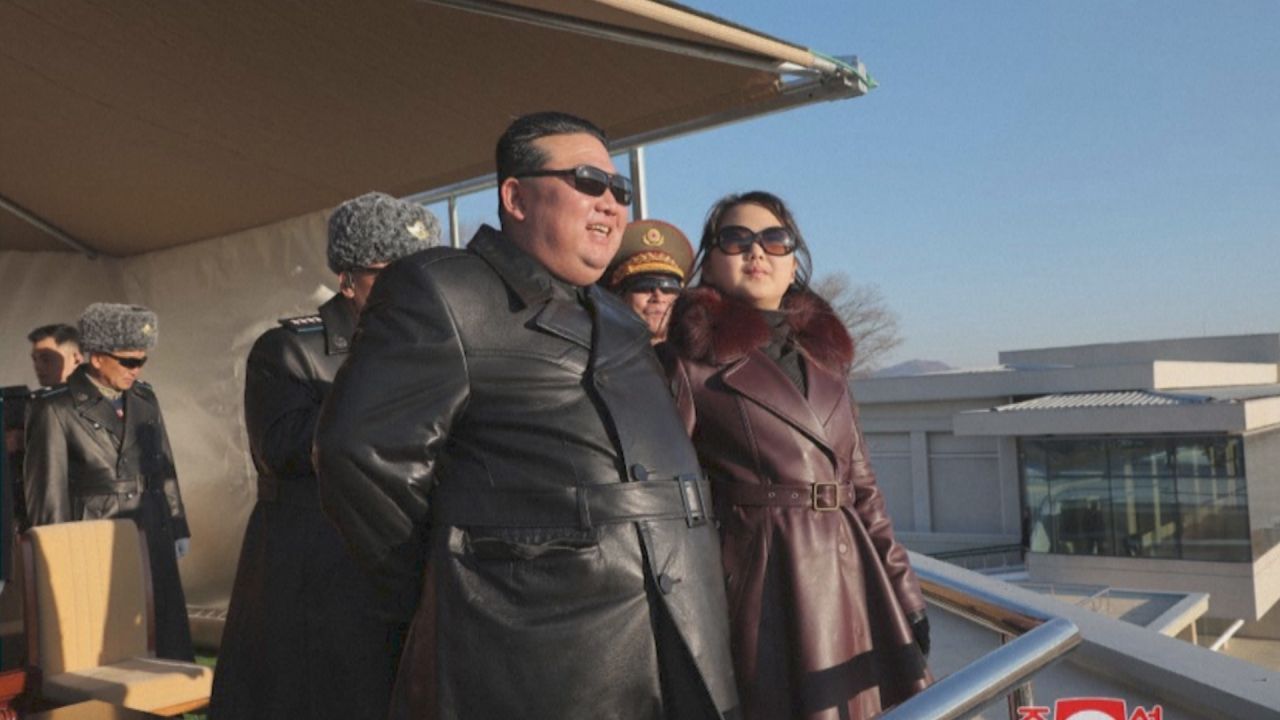 Kim Jong Un und Tochter in Ledermänteln: Besuch beim Luftwaffenkommando