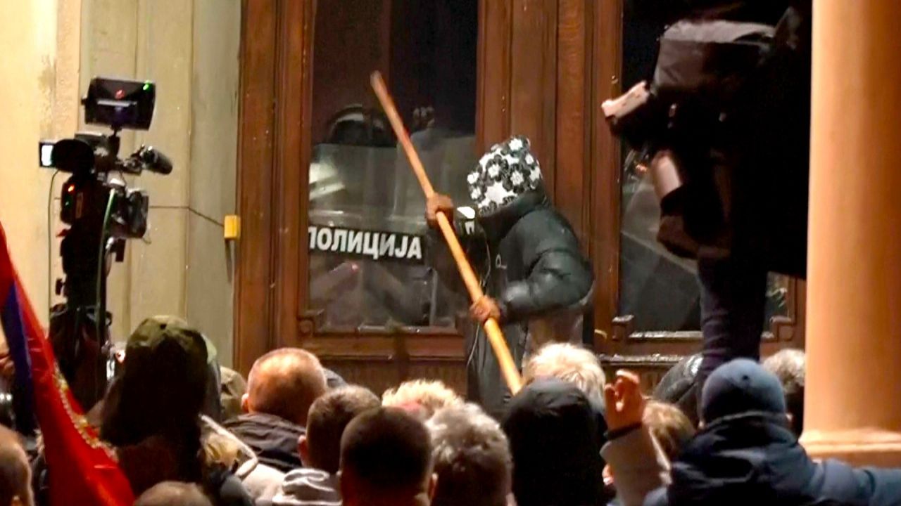 Sturm auf Belgrader Rathaus: Tränengas gegen Demonstranten eingesetzt