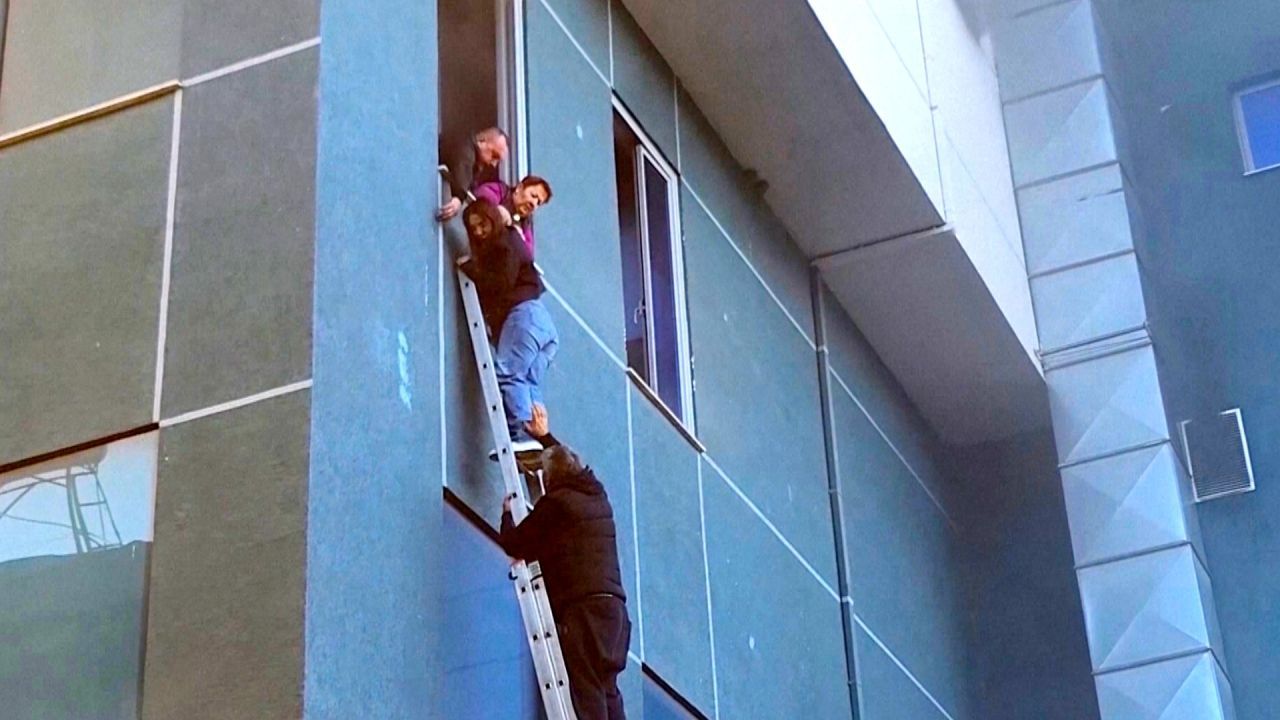 42 Verletzte in Albanien: „Metropol"-Einkaufszentrum mit Wohnungen in Flammen