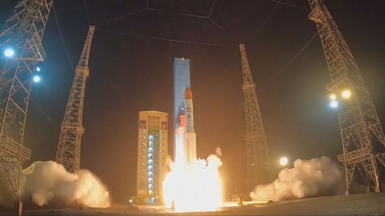 Iran schießt drei Satelliten ins All - Westen besorgt über ballistische Raketen