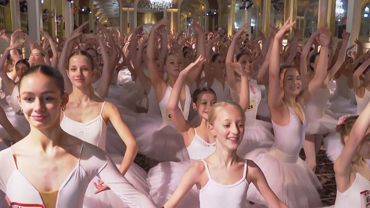 World record on tiptoe: 500 ballerinas balance simultaneously in New York