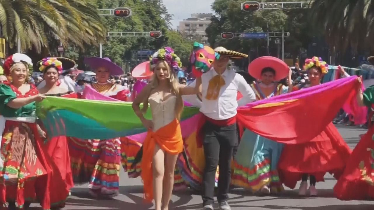 Farbenfrohe Monsterparade: Bunte Alebrijes erwecken Mexikos Straßen zum Leben