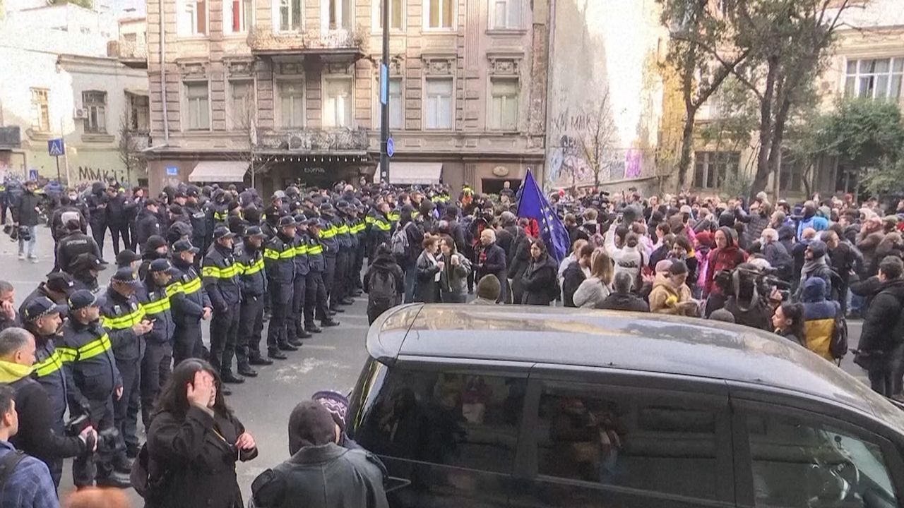 Nach umstrittener Parlamentswahl in Georgien: Polizei räumt gewaltsam Proteste