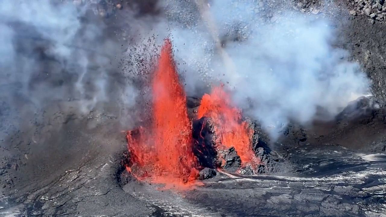 Gl-hende-Lava-schie-t-in-den-Himmel-der-K-lauea-ist-wieder-aktiv