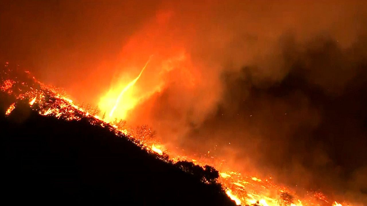 M-glicher-Feuertornado-Brennender-Wirbelwind-in-Kalifornien-gesichtet