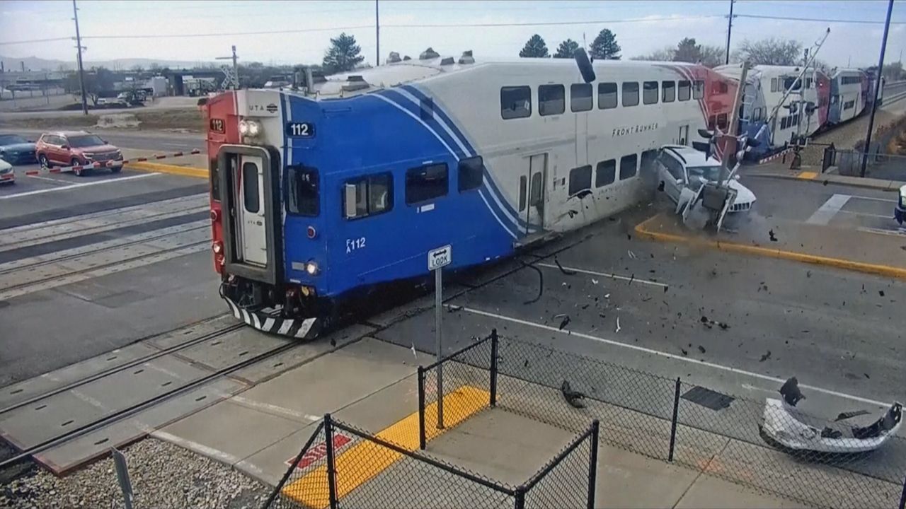 Zug in Utah kollidiert mit Geländewagen – Fahrer kommt knapp davon