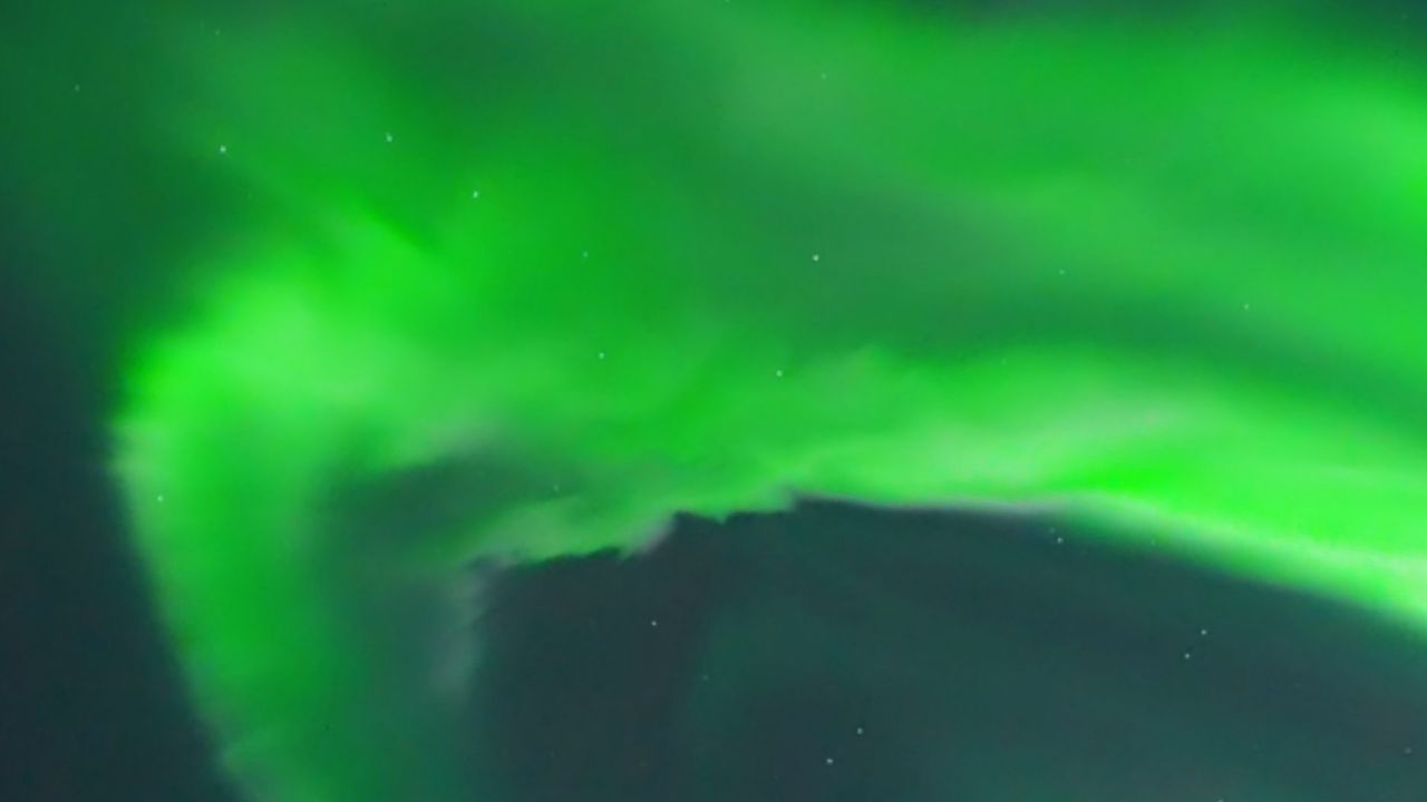 Tolle Aussicht: Einwohner in Alaska filmt Polarlichter vor der Haustür