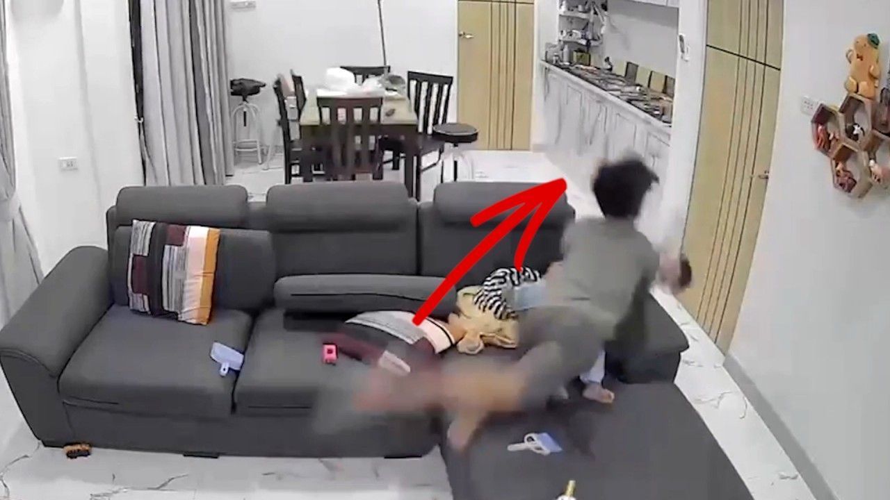 Video: Kleiner Junge fällt vom Sofa – großer Bruder reagiert unglaublich