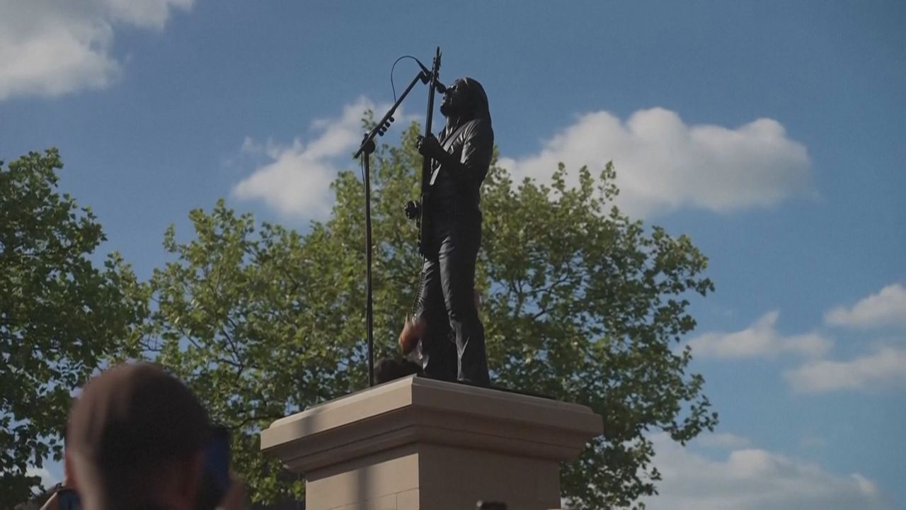 Video: Motörhead-Ikone verewigt: Lemmy-Statue mit Asche in Heimatstadt enthüllt
