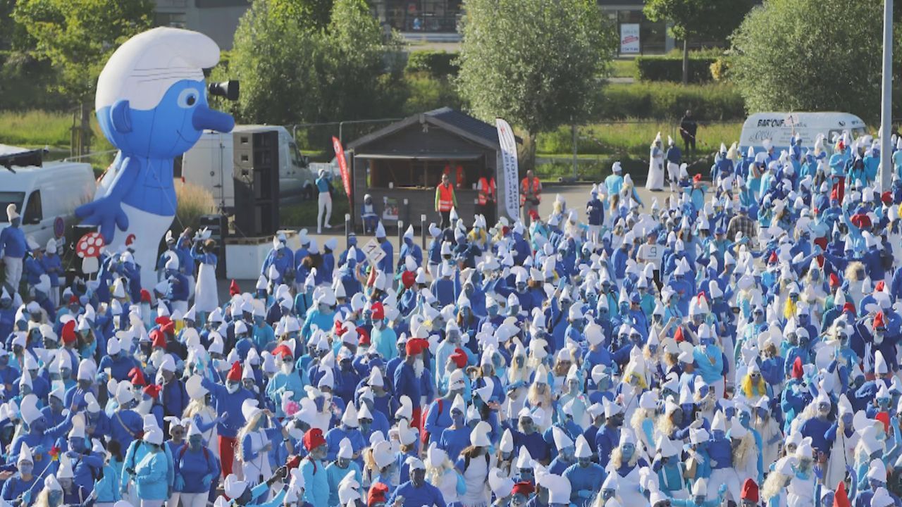 Alle total blau: 3.000 Schlümpfe stellen in Frankreich Weltrekord auf