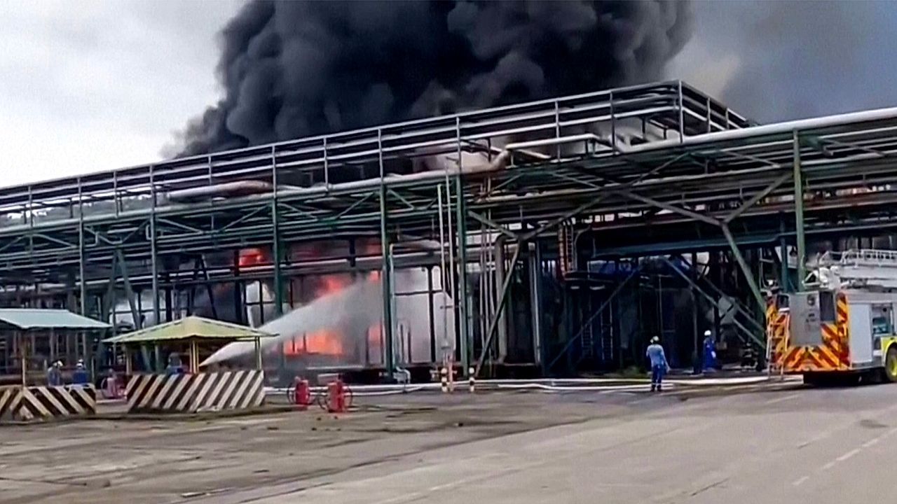 Explosion gerade noch verhindert: Feuer in größter Ölraffinerie Ecuadors