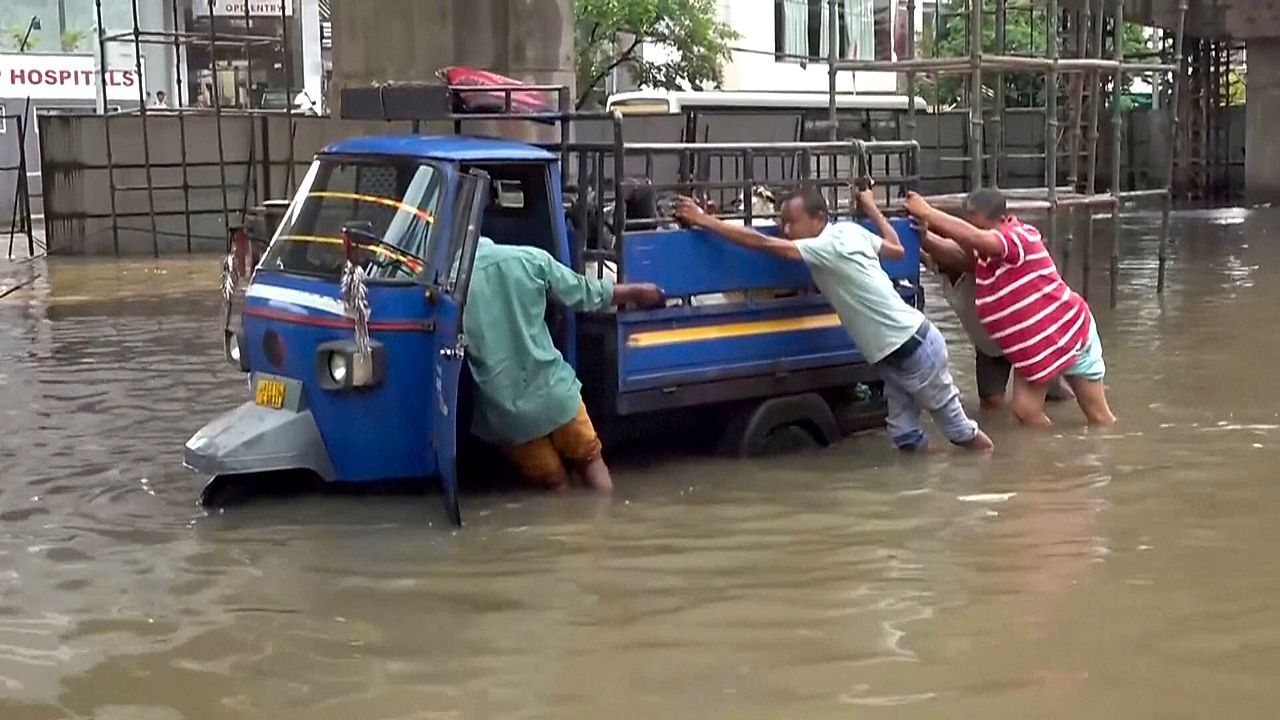 Video: Erdrutsche und Überschwemmungen: Mindestens 32 Tote in Indien