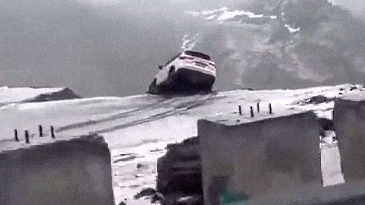 SUV hängt über Abgrund – Autofahrer schreiten ein