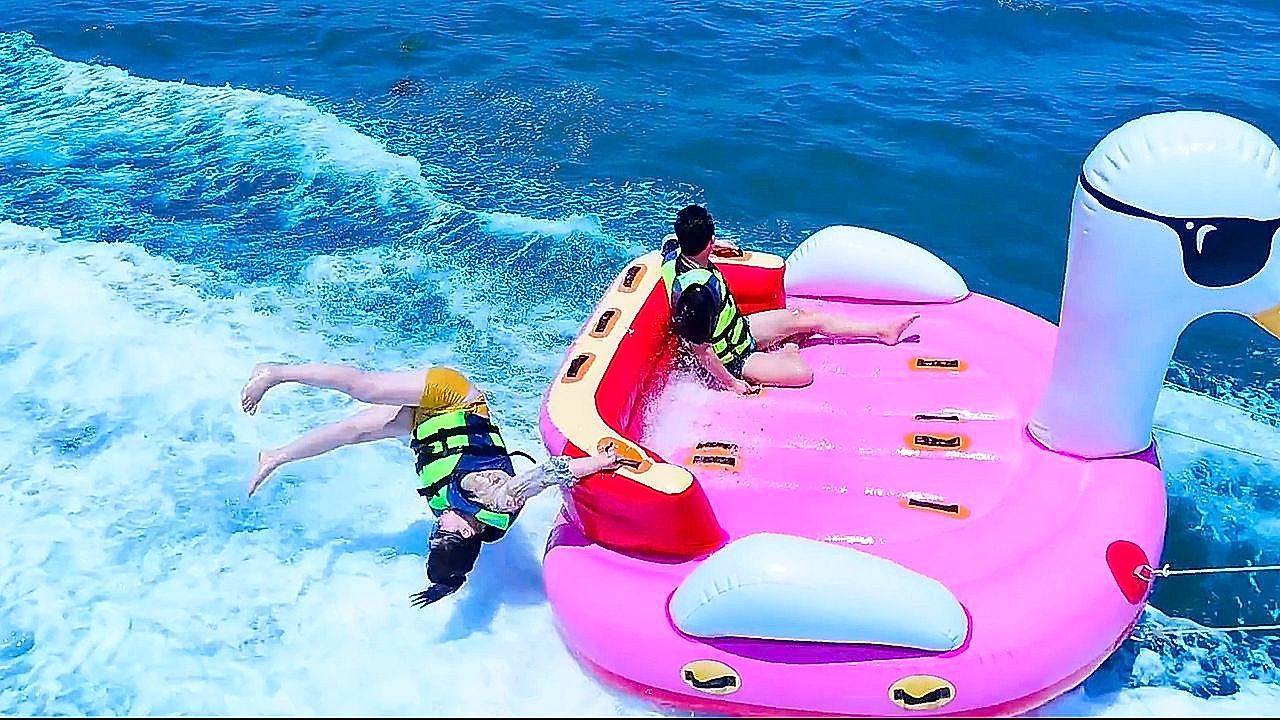 Touristin macht Abflug: Ausflug auf Riesenente endet im Wasser
