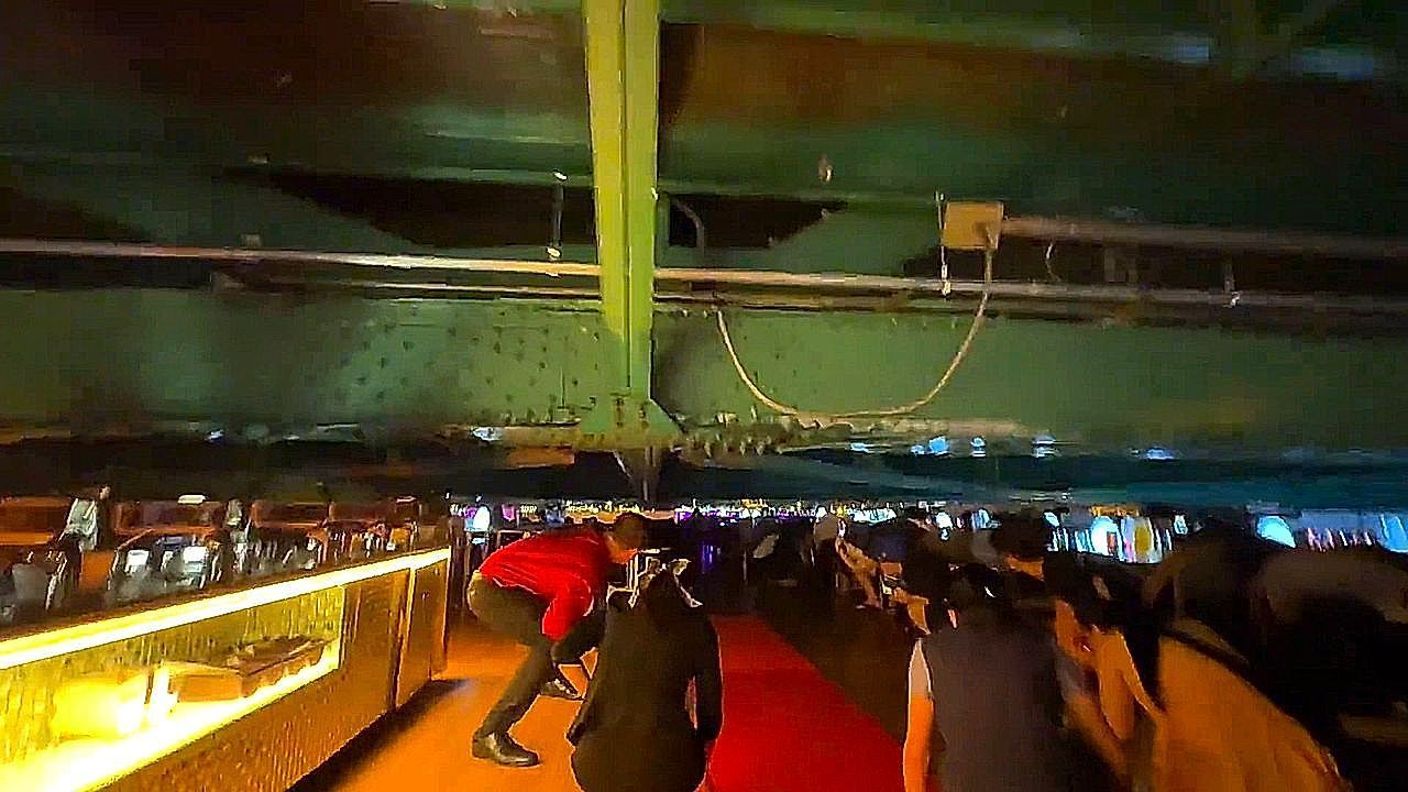 Video: Passagiere müssen sich ducken: Ausflugsboot fährt knapp unter Brücke hindurch