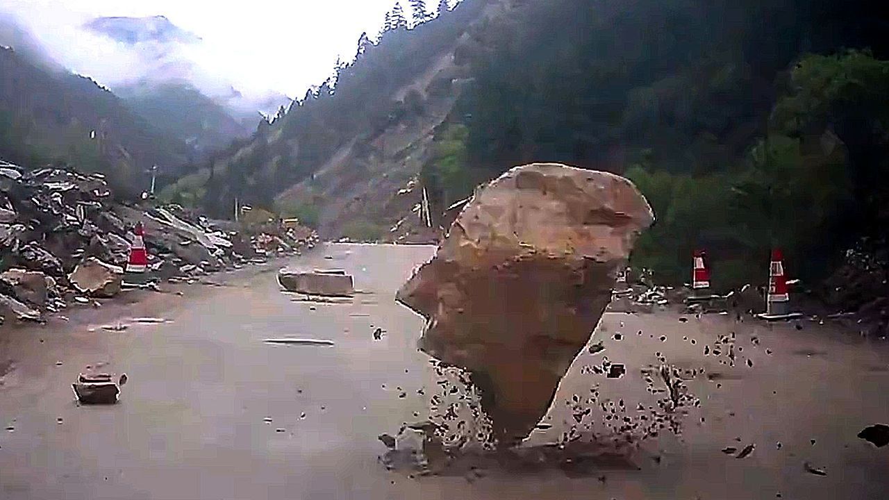 Schock für Motorradfahrer: Felsbrocken donnert Hang hinunter