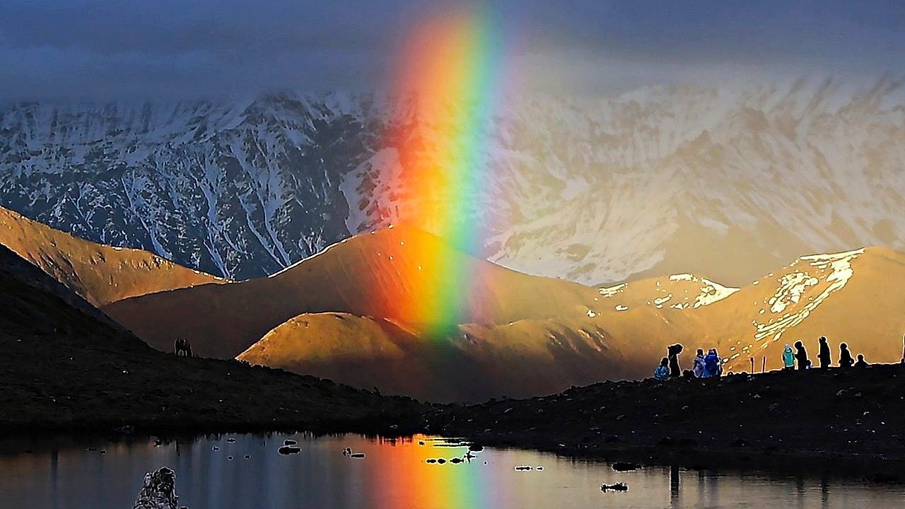 Regenbogen zwischen See und Schnee: Perfekter Moment am Gongga Shan in China