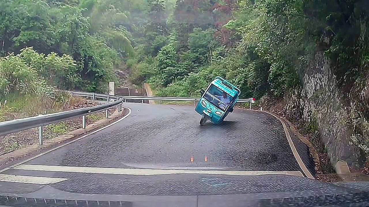 Kurve gekratzt: Kleintransporter ist auf Bergstraße viel zu schnell unterwegs