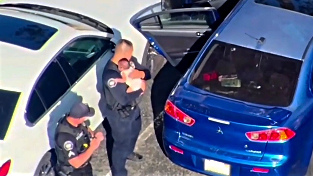 Baby bei 43 Grad in Auto – Polizisten in Kalifornien schlagen Scheibe ein