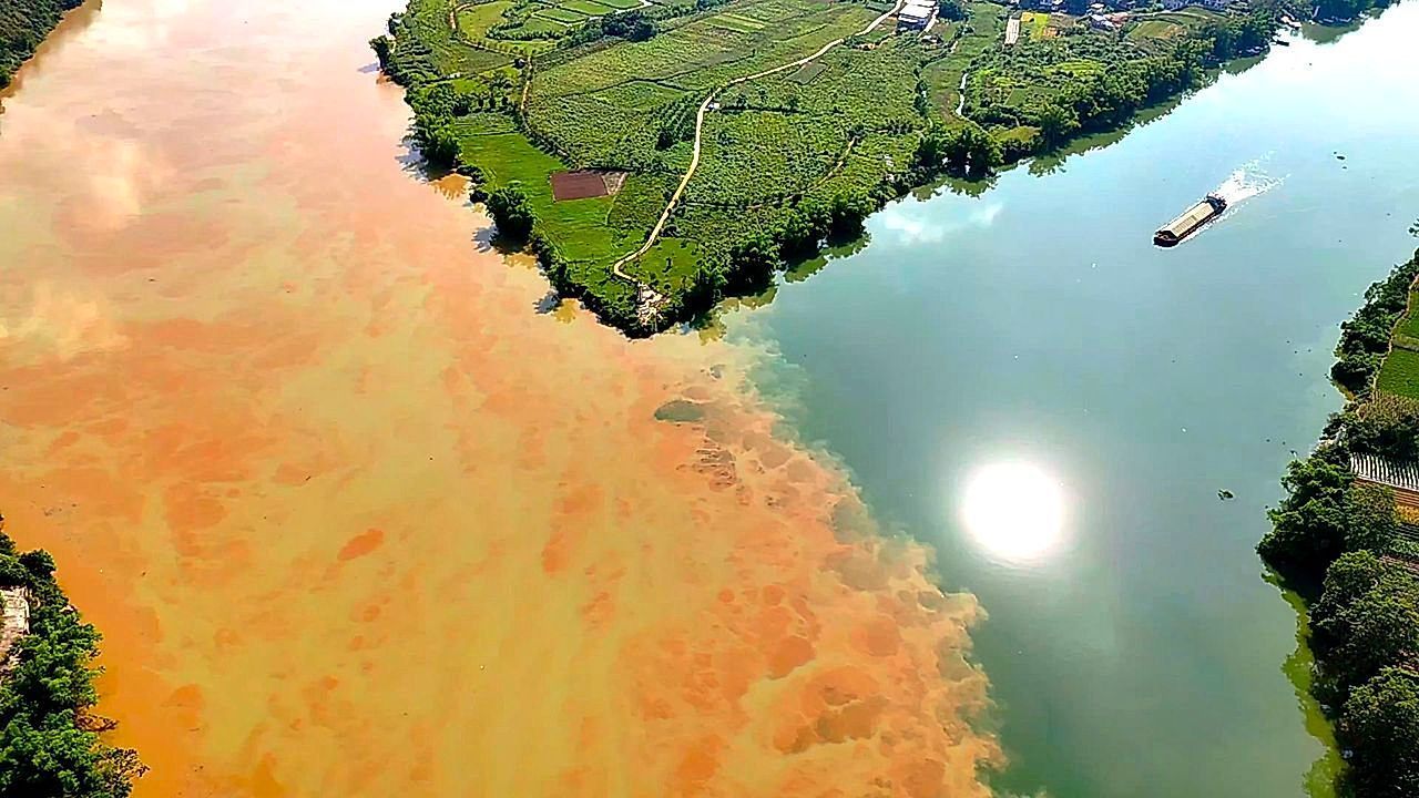 Video: Trüb und ganz klar: Drohne filmt klare Grenze zwischen zwei Flüssen in China