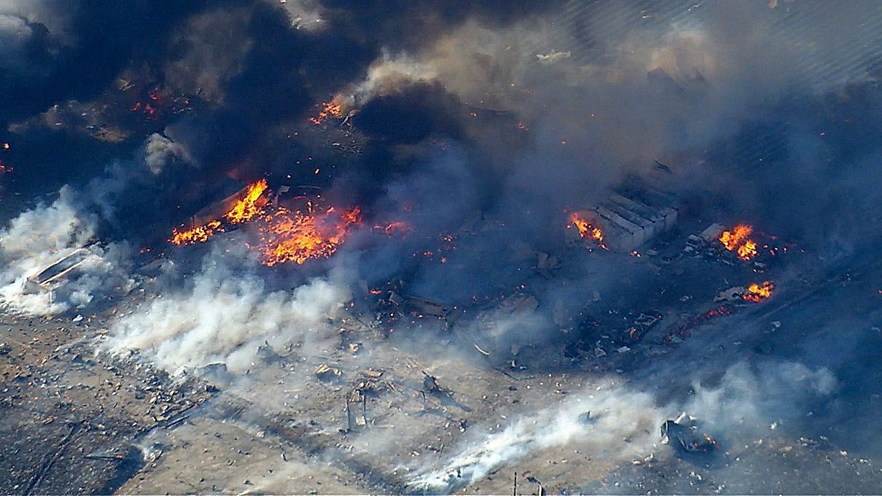 Video: Feuerwerkslager in Kalifornien explodiert und löst Brand aus