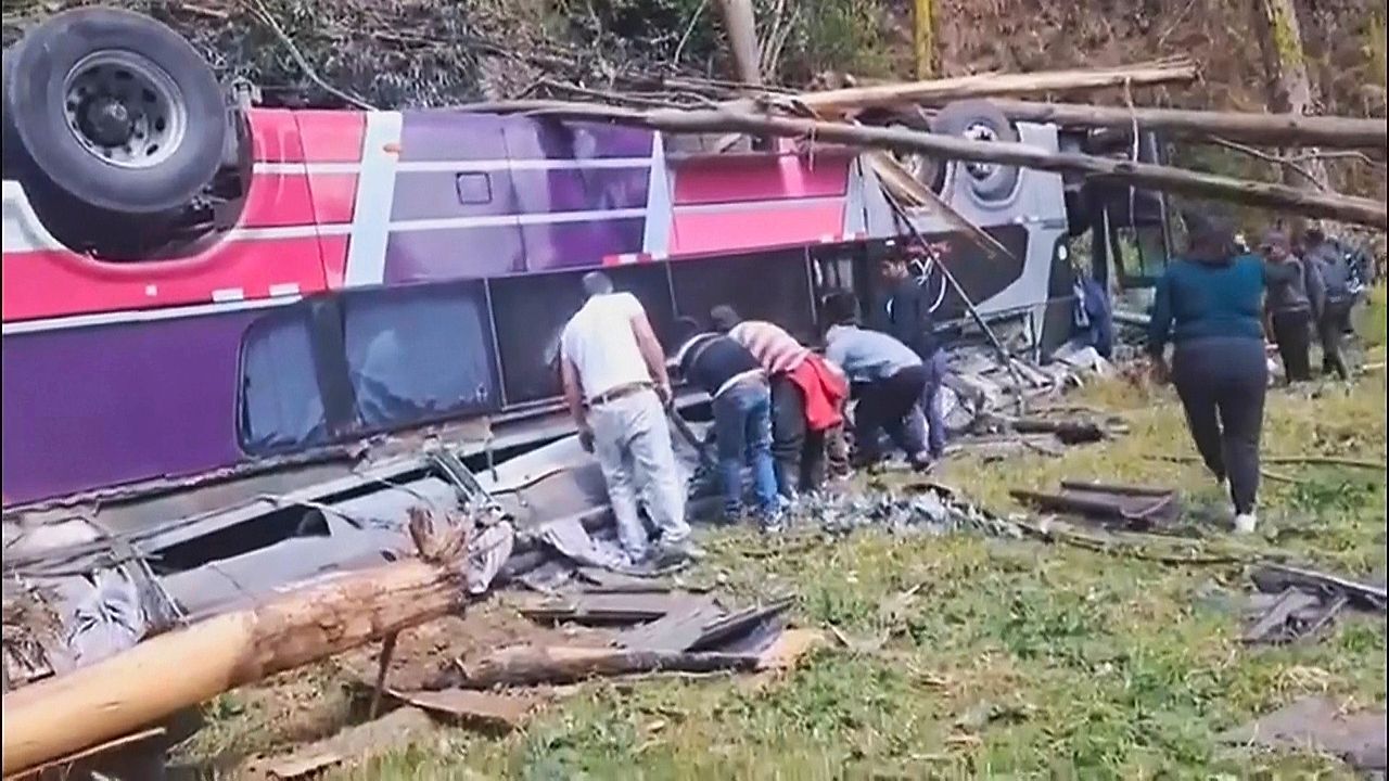 Schwerer Busunfall in Peru: Mindestens 18 Tote in den Anden