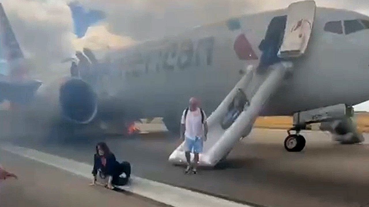 Brennende Boeing: Passagiere entkommen kurz vor dem Abflug