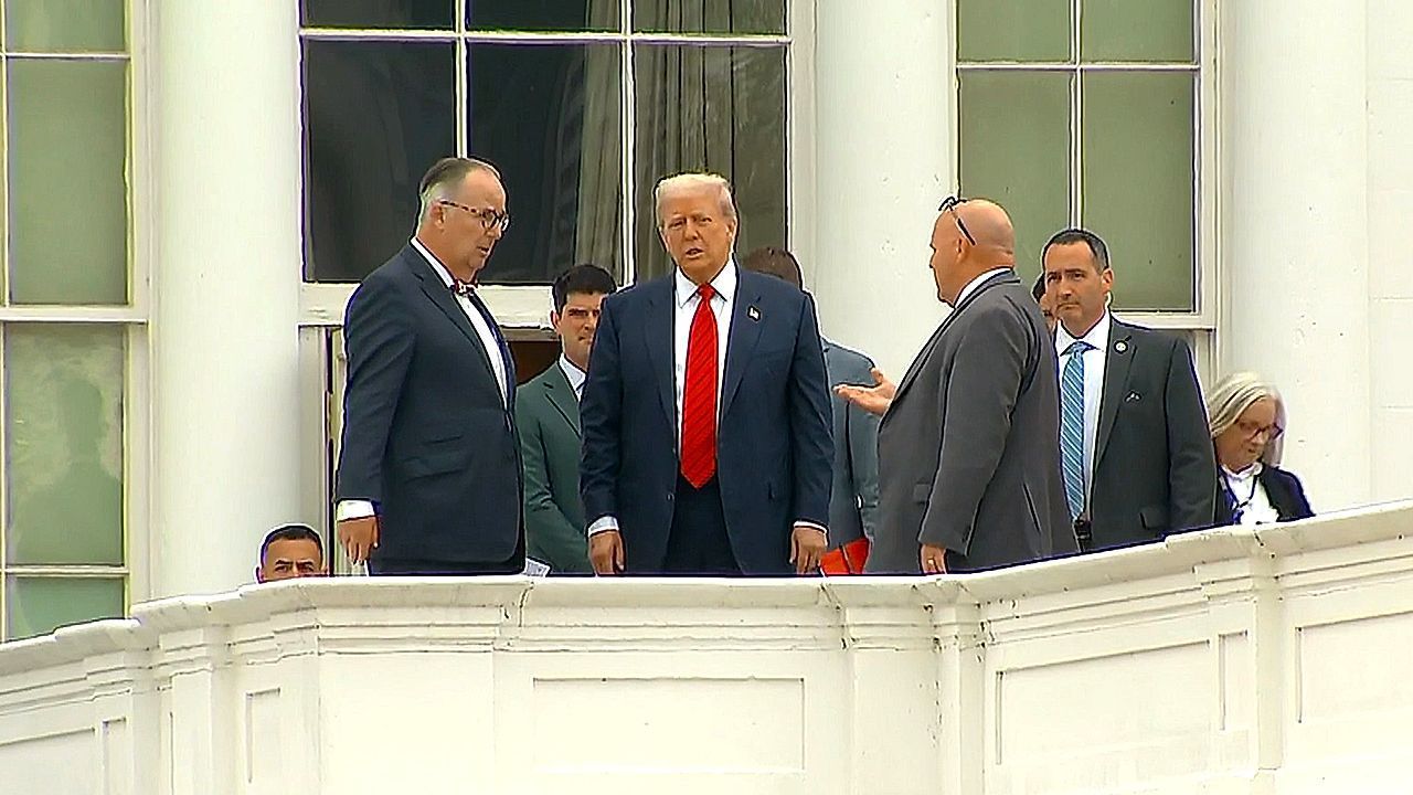 Bizarre Szene: Trump beantwortet Fragen auf dem Dach des Weißen Hauses