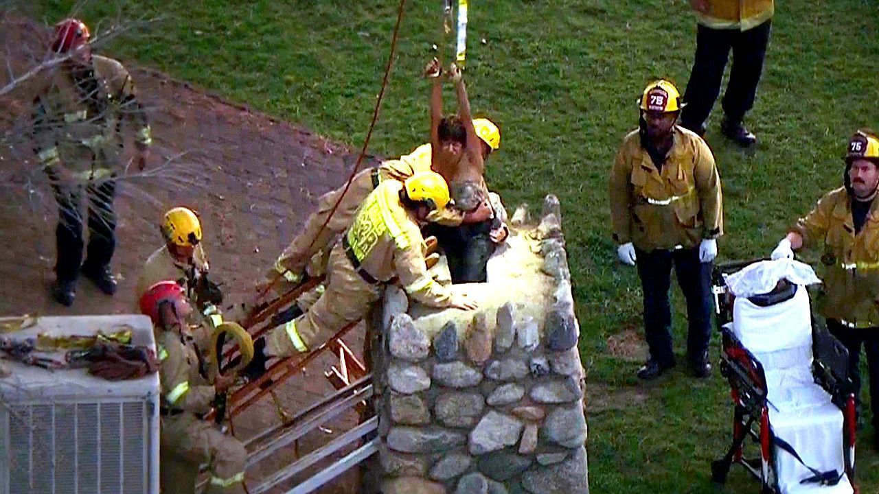 Auf Dach getanzt: Frau klettert in Schornstein und steckt fest
