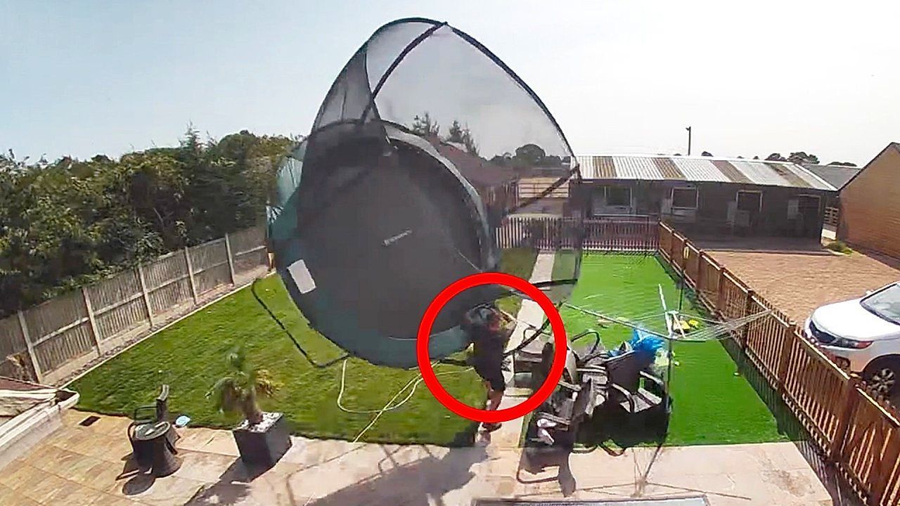 Pl-tzliche-B-e-Trampolin-hebt-ab-und-rei-t-Hausbewohner-mit