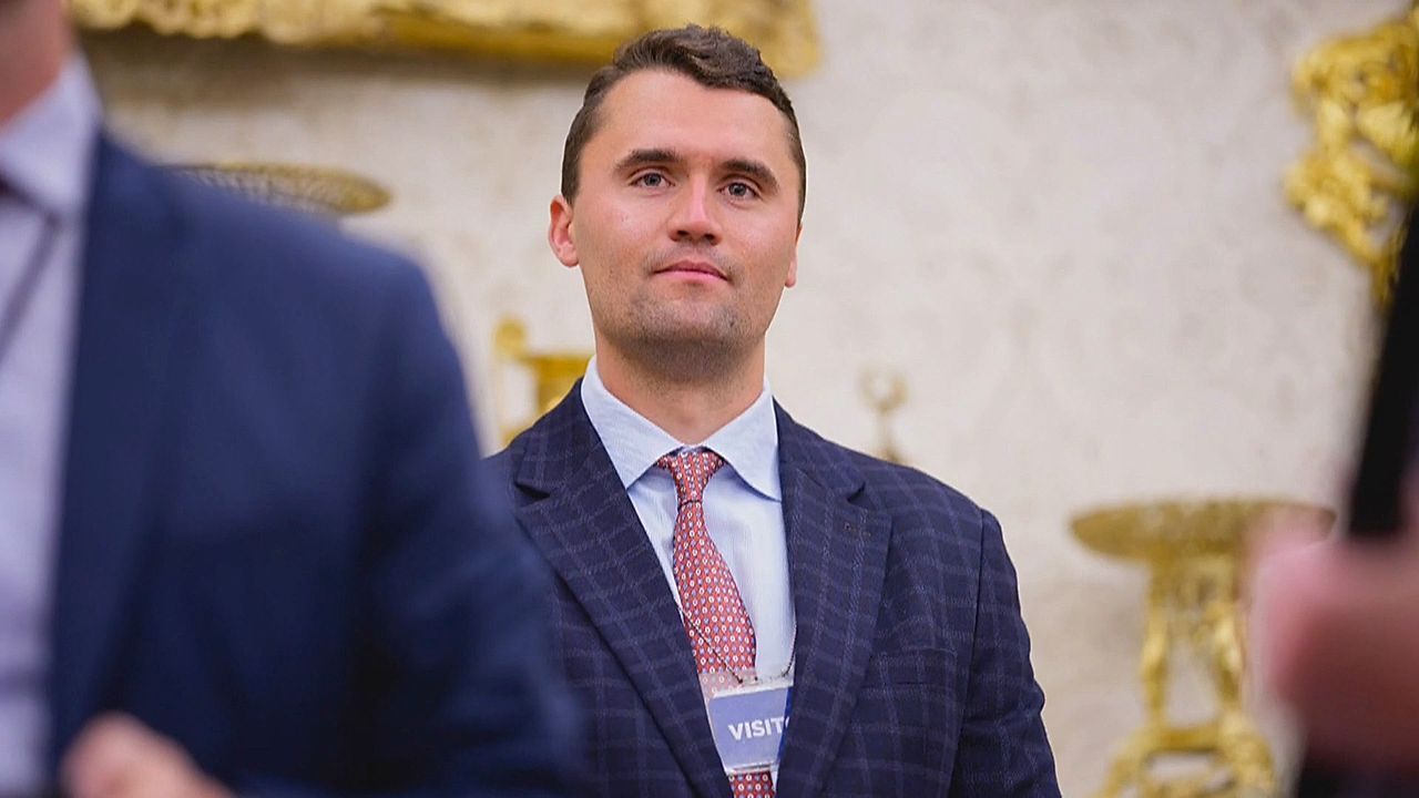 Attentat an Universität: Trump-Verbündeter Charlie Kirk erschossen – Täter auf der Flucht