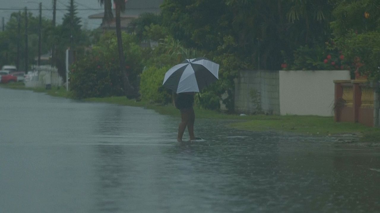 Video: Imelda bringt Überschwemmungen auf den Bahamas: Hurrikan bedroht Bermuda