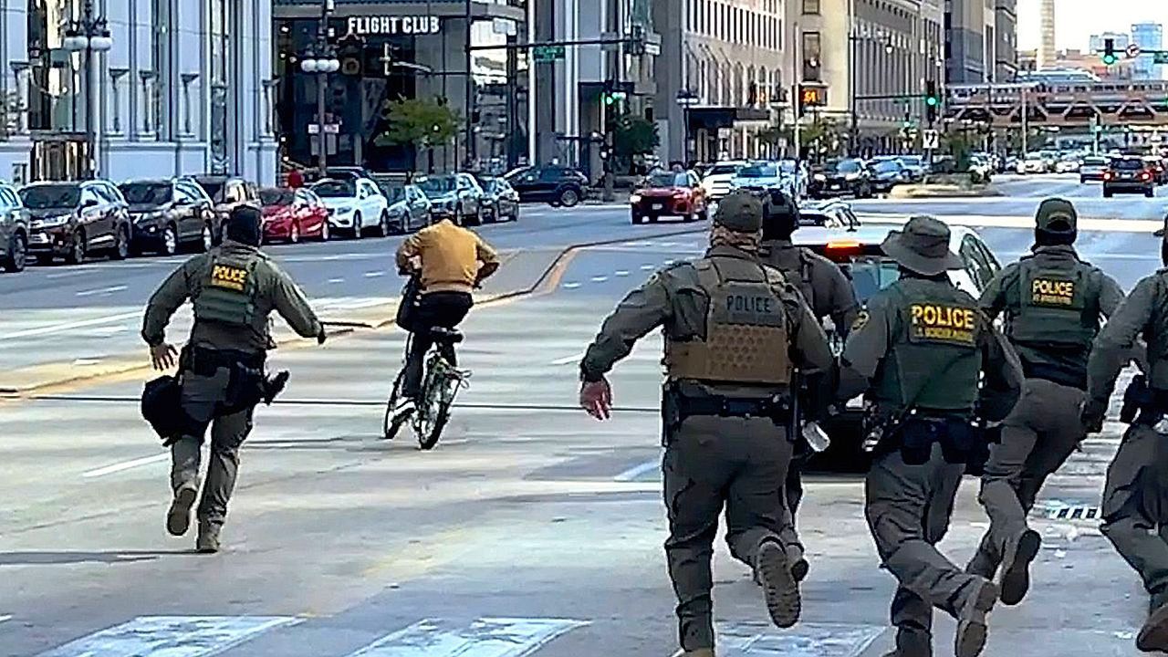 Slapstick-Verfolgung in Chicago: Radfahrer hält ICE-Beamte zum Narren