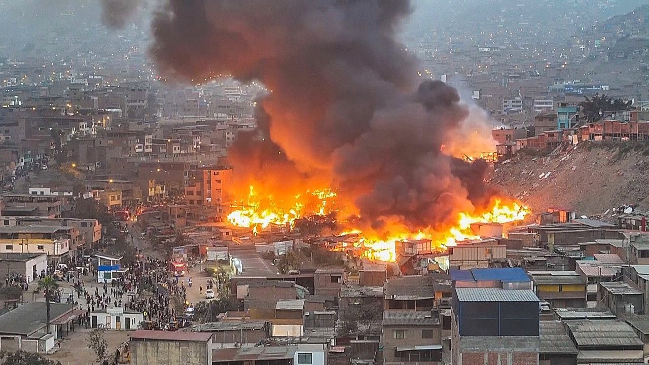 Großbrand in Lima: Drohne filmt riesige Feuerwalze aus der Luft